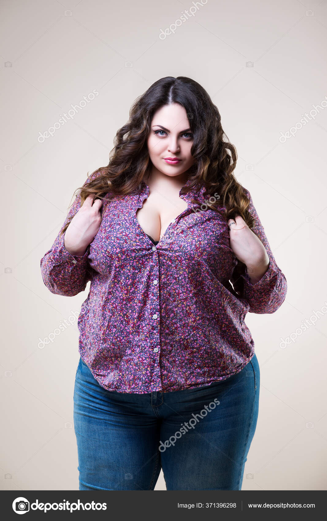 Sexy Size Model Casual Clothes Fat Woman Beige Background Body Stock Photo  by ©starast 371396298
