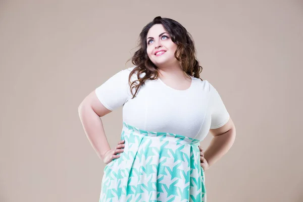 ハッピープラスサイズファッションモデルでカジュアル服 脂肪女性上ベージュ背景 ボディ正の概念 — ストック写真