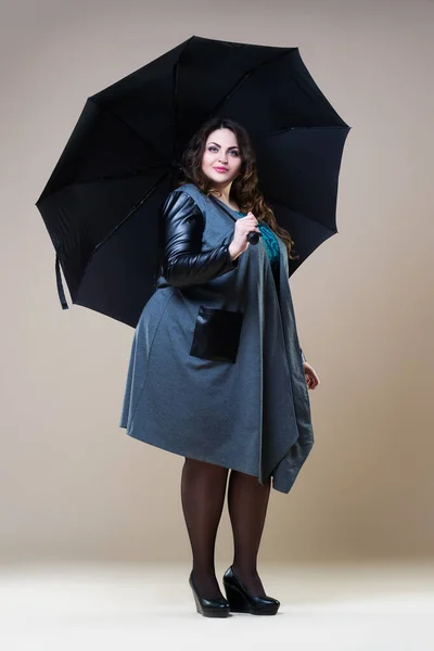Model Moda Dimensiune Haine Casual Femeie Grasă Care Pozează Umbrelă — Fotografie, imagine de stoc