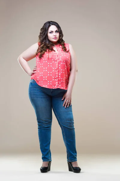 Além Modelo Moda Tamanho Roupas Casuais Mulher Gorda Fundo Bege — Fotografia de Stock