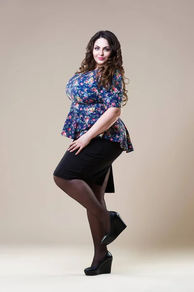 Sexy Size Model Lässiger Kleidung Dicke Frau Auf Beigem Hintergrund — Stockfoto
