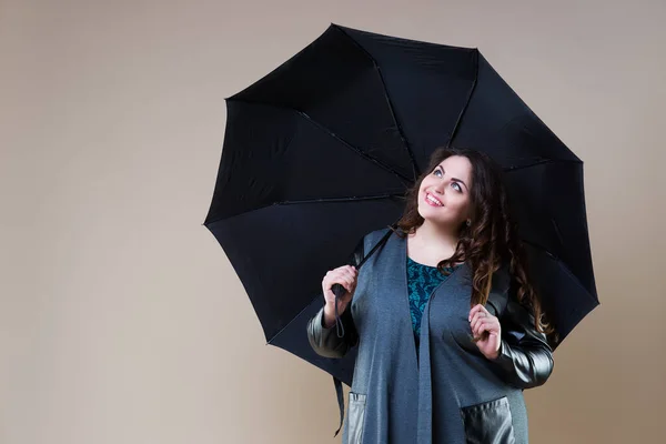 Velikost Módní Model Ležérní Oblečení Tlustá Žena Pózuje Deštníkem Béžovém — Stock fotografie
