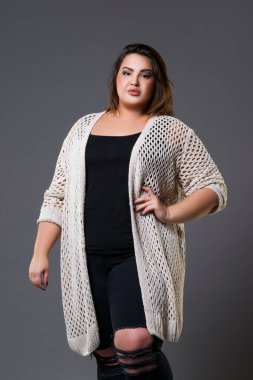 Artı rahat giysiler içinde boyutu moda modeli, gri arka plan üzerinde şişman kadın, vücut pozitif kavramı