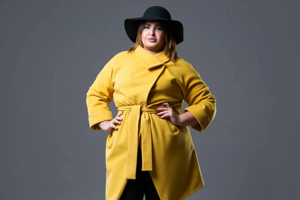 Size Fashion Model Yellow Coat Black Hat Fat Woman Gray — Stock Photo, Image