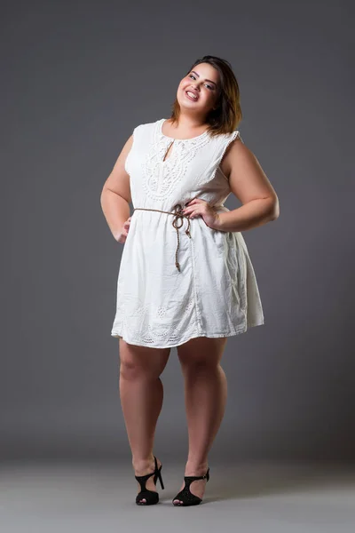 Happy Size Modelo Moda Roupas Casuais Mulher Gorda Fundo Cinza — Fotografia de Stock