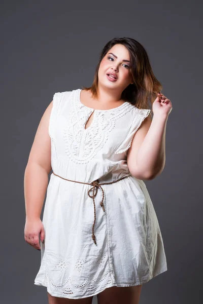 Модель Size Повседневной Одежде Толстая Женщина Заднем Плане Позитивное Тела — стоковое фото