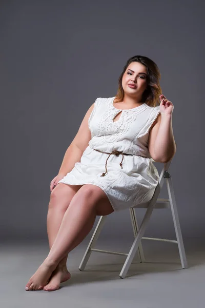 Além Modelo Moda Tamanho Roupas Casuais Mulher Gorda Fundo Cinza — Fotografia de Stock