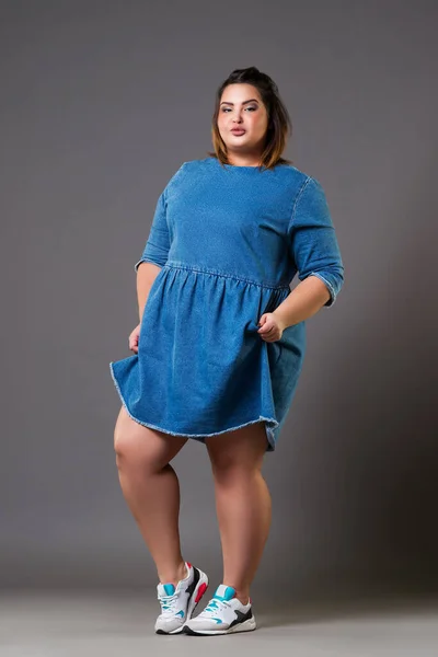 Além Modelo Moda Tamanho Vestido Ganga Mulher Gorda Fundo Cinza — Fotografia de Stock