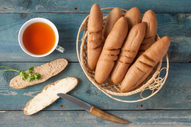 Ahşap bir masa, çay ve sandviç sepet içinde Mini baget