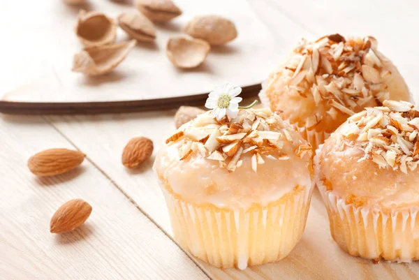 Badem ahşap bir masa üzerinde ile cupcakes — Stok fotoğraf