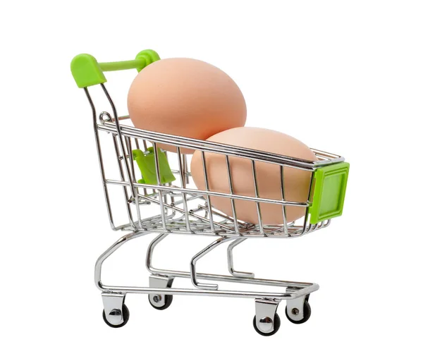 Ovos de galinha marrom em uma cesta de compras, isolados em um branco — Fotografia de Stock