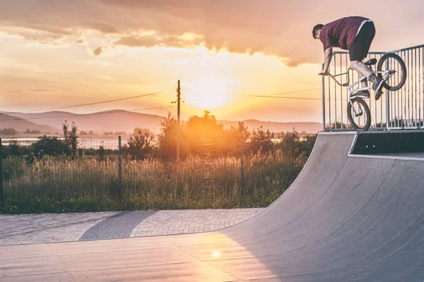 BMX rijden tijdens zonsondergang. — Stockfoto