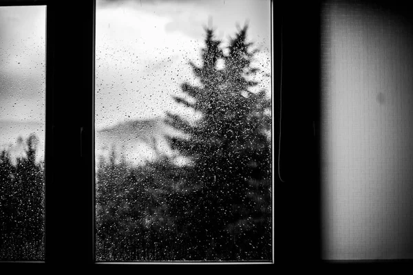 Belle gocce d'acqua sulla finestra, tempo freddo — Foto Stock