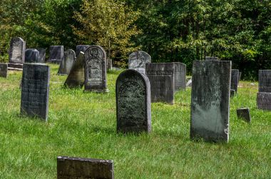 Mezar taşları 1700 ve 1800 ile eski unutulmuş mezarlık yüzlerce