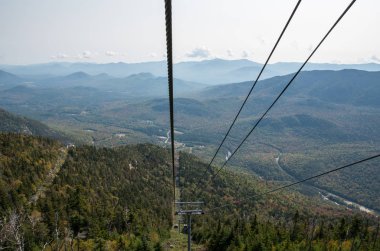 Gondol üzerinden bir kulenin görünümü