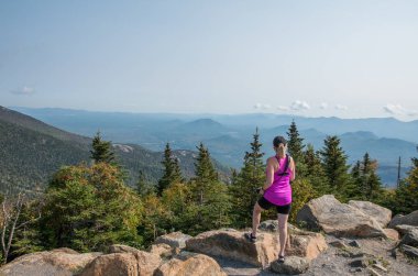 Kadın pembe top alarak fotoğraflarla manzara 