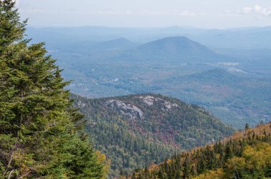 küçük avare zirvesine üzerinden Adirondacks görünümünü