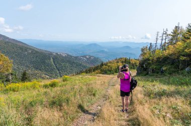 kadın hiker Adirondacks küçük avare zirvesine üzerinden fotoğraf çekimi