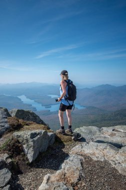 kadın fiyatı üzerinden yolun manzarayı Whiteface dağ Zirvesi