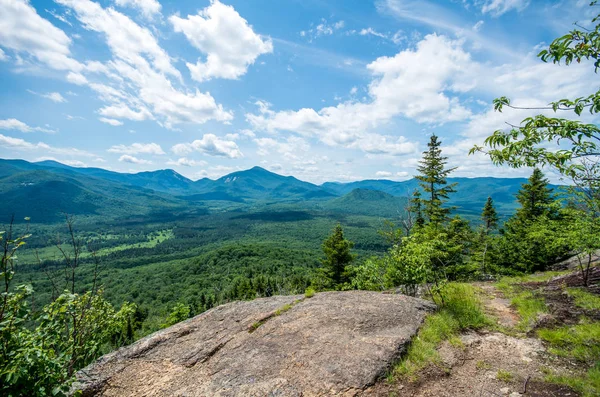 Escursioni sul monte van hoevenberg nelle montagne adirondack vicino a Lak — Foto Stock