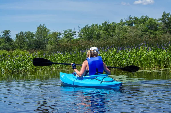 vahşi bir nehir üzerinde bir kayık içinde yalnız kadın