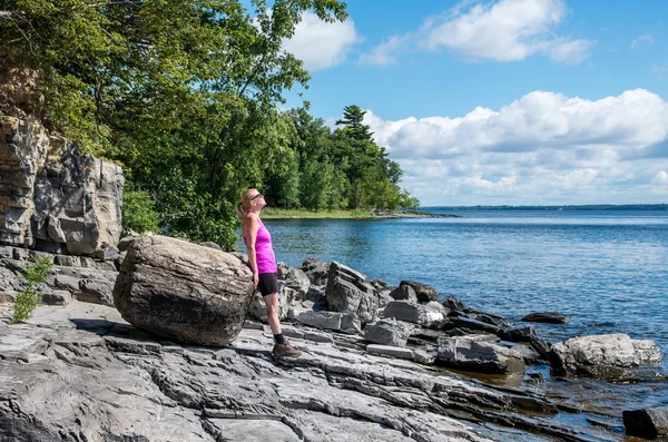 Göl Champlain kayalık bir kıyısında yürüyüş ve göle bakan kadın