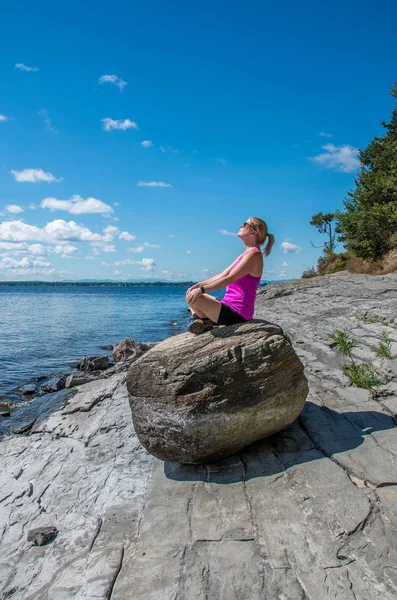 Mujer Una Orilla Rocosa Del Lago Champlain Caminando Mirando Hacia — Foto de Stock