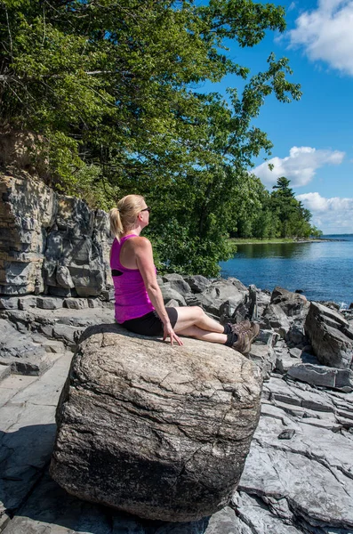 Mujer Una Orilla Rocosa Del Lago Champlain Caminando Mirando Hacia — Foto de Stock