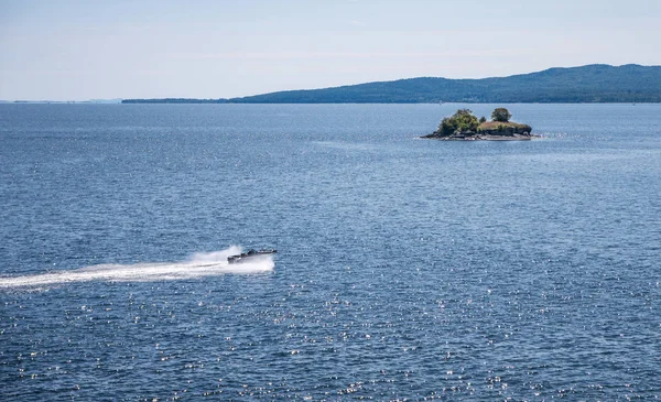 Garden Island Lake Champlain Boat Foreground — Stock Photo, Image