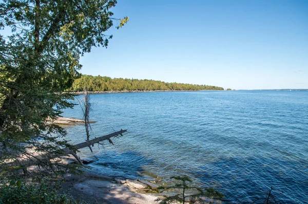 View of the shoreline of Valcour island — Stock Photo, Image