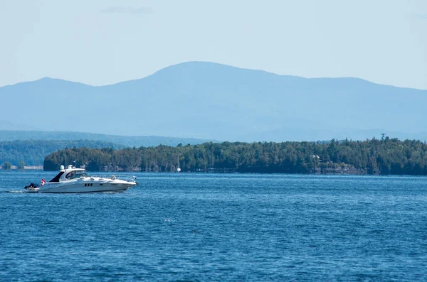 Büyük tekne seyir Lake Champlain üzerinde