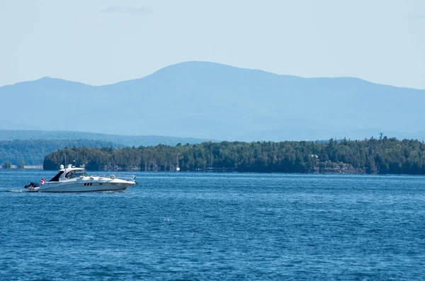 Crusing barco grande en el lago Champlain — Foto de Stock