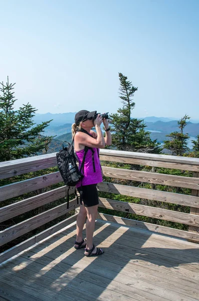 Frau Mit Rosa Oberteil Fotografiert Die Landschaft — Stockfoto