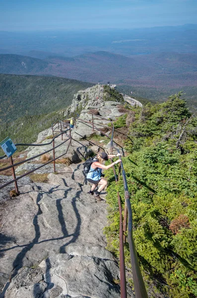 Escursionista femminile godendo la vista dal sentiero alla cima del W — Foto Stock