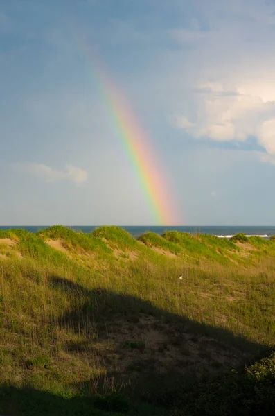 彩虹在大西洋与沙丘在前景 — 图库照片