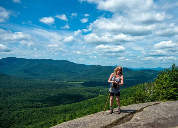 Senderismo monte van hoevenberg en las montañas adirondack cerca de Lak Imagen de archivo