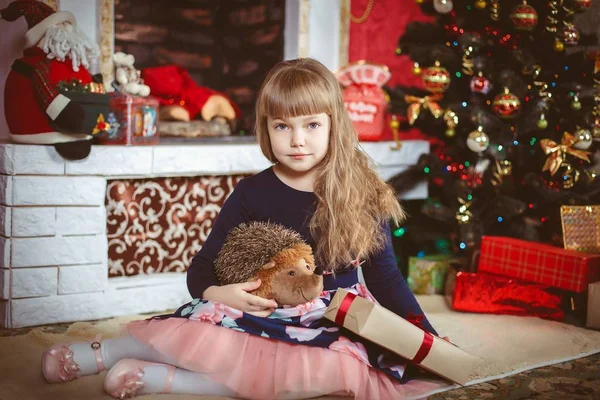 Bonne petite fille avec boîte cadeau de Noël — Photo