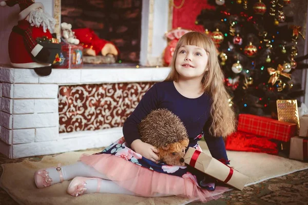 Счастливая маленькая девочка с рождественской подарочной коробкой — стоковое фото