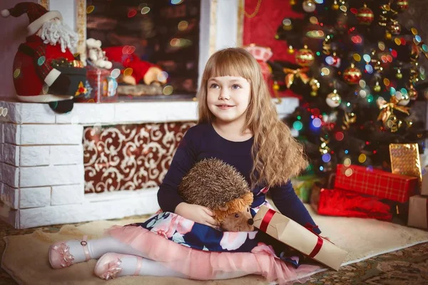 Feliz niña con caja de regalo de Navidad — Foto de Stock