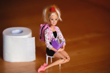 Coronavirus. Tuvalet kağıdı ve karabuğdayla çeşitli pozlarda Barbie bebek..