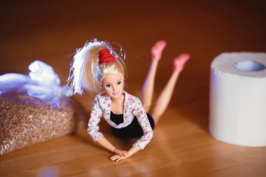 Coronavirus. Tuvalet kağıdı ve karabuğdayla çeşitli pozlarda Barbie bebek..