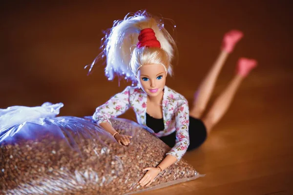Koronawirus Lalka Barbie Różnych Pozach Papieru Toaletowego Gryki — Zdjęcie stockowe