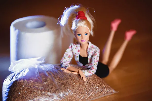 Coronavírus Barbie Boneca Várias Poses Com Papel Higiênico Trigo Mourisco Imagem De Stock