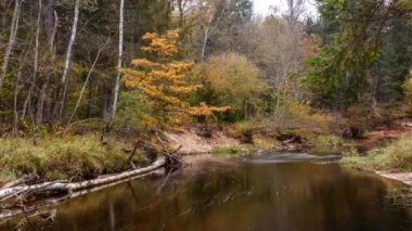 Zaman atlamalı Nehri akış.