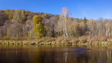 Zaman atlamalı nehir akar.