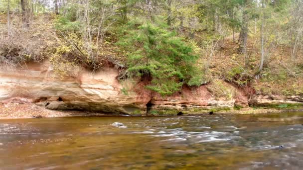 El tiempo pasa el río sobre el fondo de rocas rojas . — Vídeos de Stock