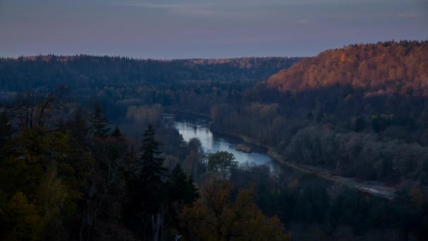 Zeitraffer Sonnenaufgang über dem Fluss Gauja. — Stockvideo