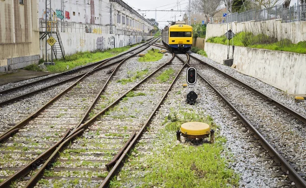 Train urbain jaune Images De Stock Libres De Droits