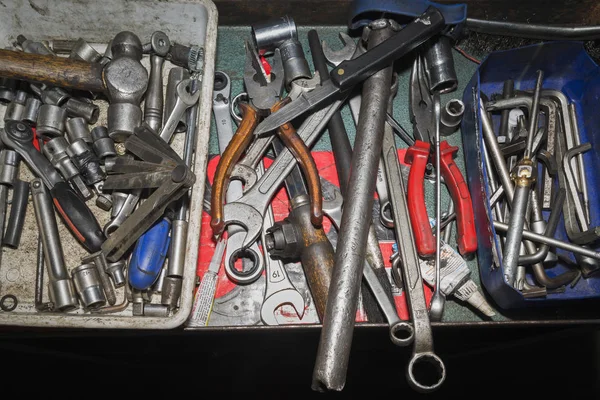 Cassetta degli attrezzi sporca con diversi strumenti in un laboratorio — Foto Stock