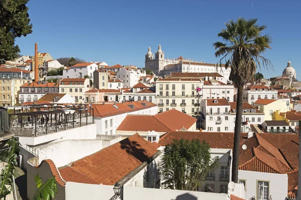 Vista para o bairro de Alfama em Lisboa, Portugal — Fotografia de Stock